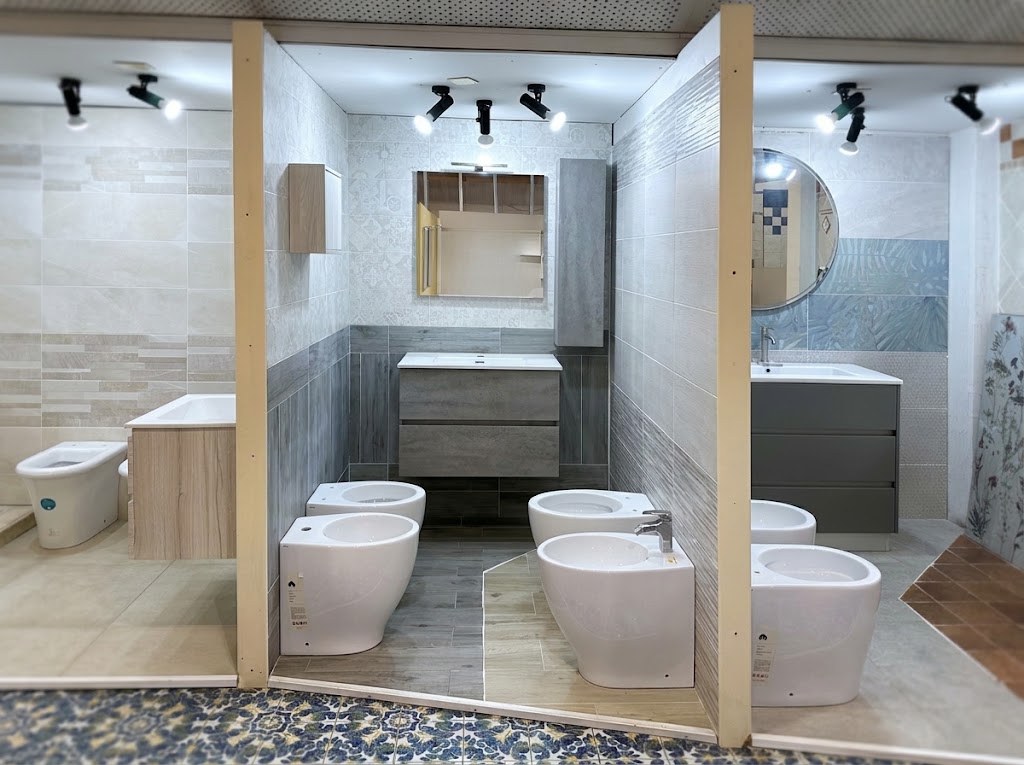 Ambienti bagno con mobili e sanitari